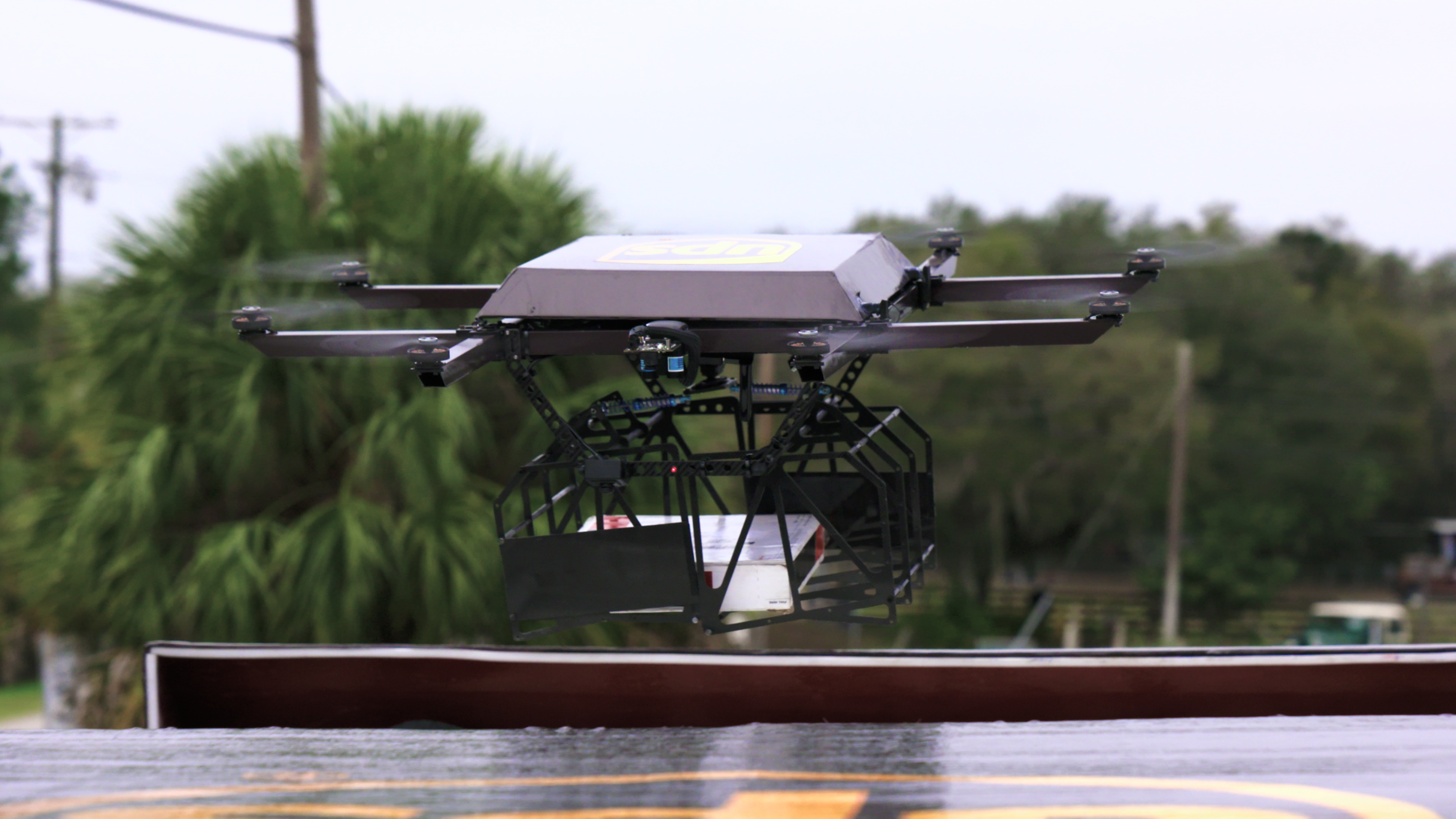 Η UPS επιδεικνύει την παράδοση με drone, αποδεικνύει ότι αργεί εκείνη η μέρα