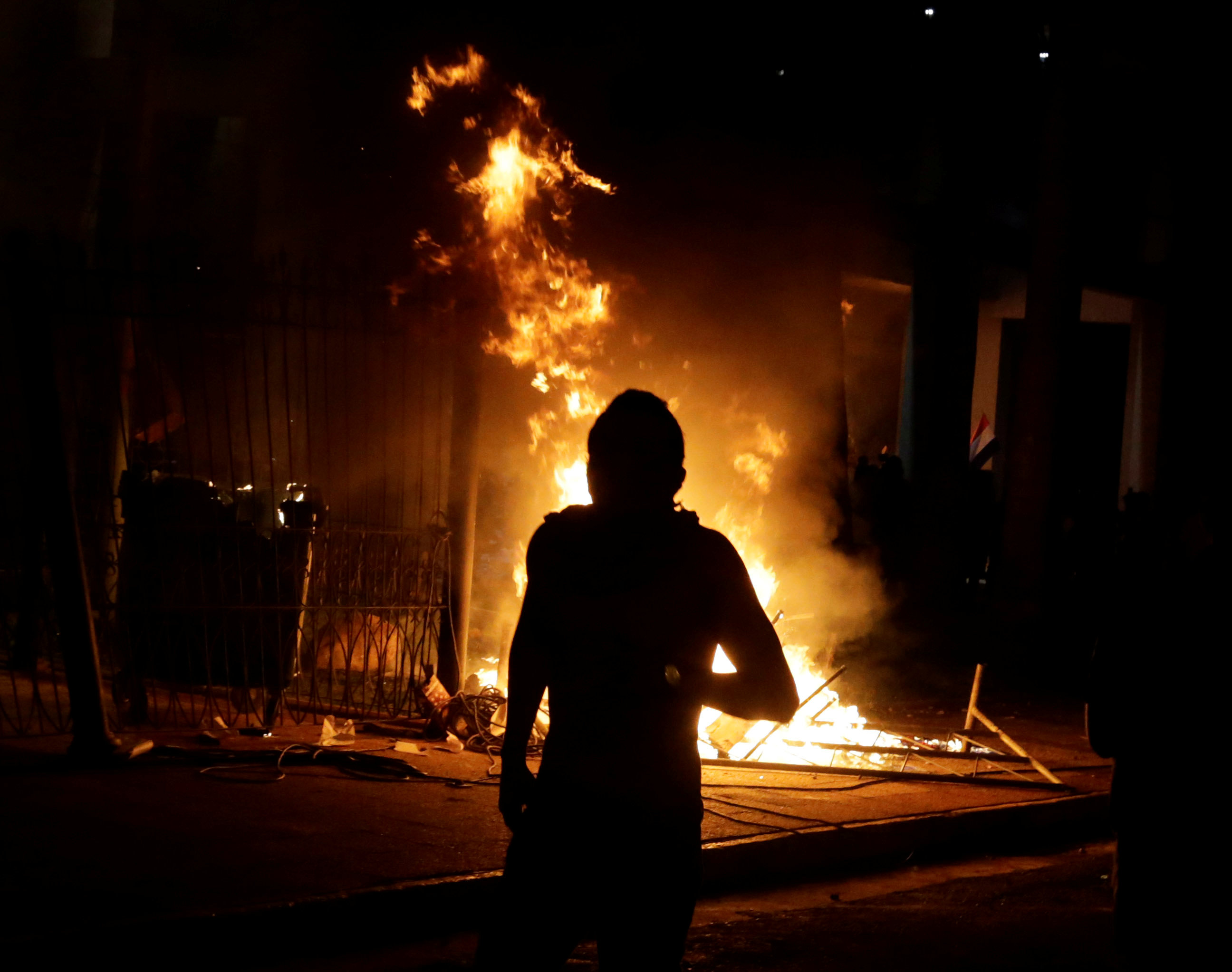 Παραγουάη: Διαδηλώτες εισέβαλαν στο Κογκρέσο και έβαλαν φωτιά