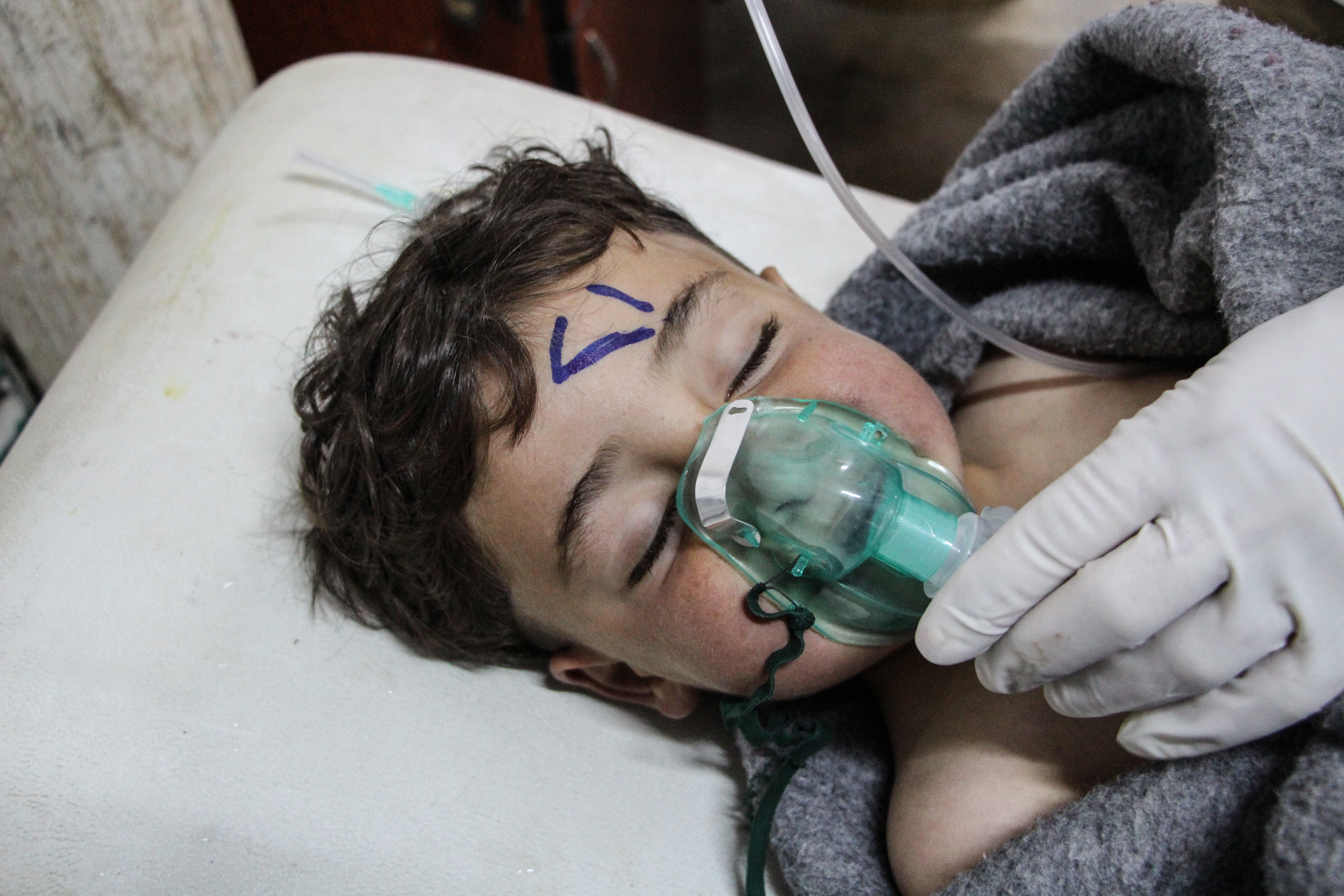 Εκατοντάδες νεκροί και τραυματίες στη Συρία από επίθεση με χημικά