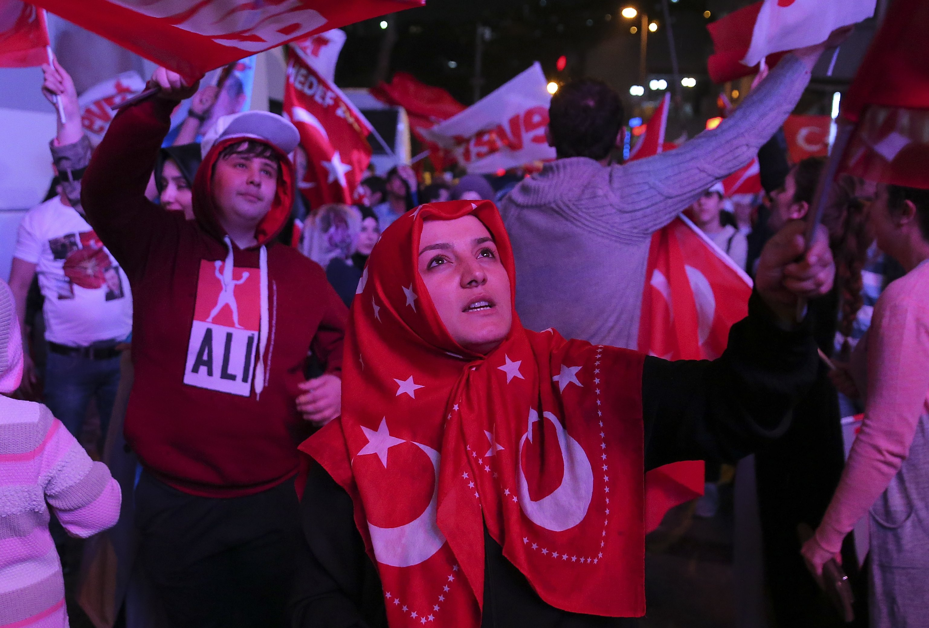«Φτωχό» ναι στον Ερντογάν το αποτέλεσμα του δημοψηφίσματος