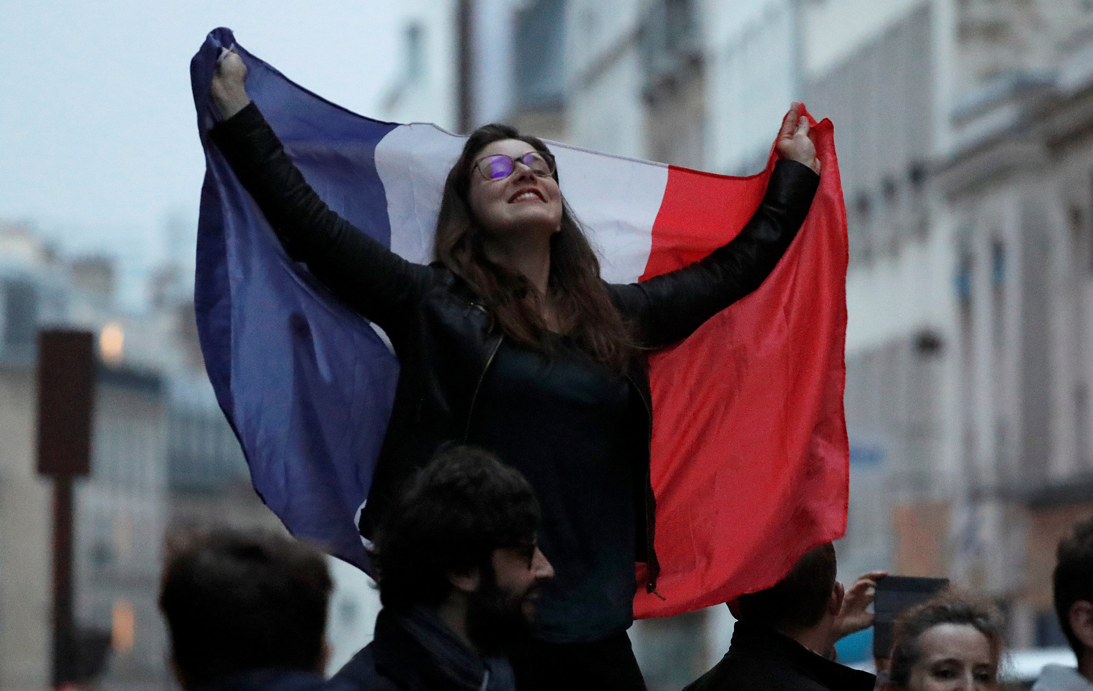 Σαρωτική νίκη Μακρόν «ανοίγει νέα σελίδα» στη Γαλλία