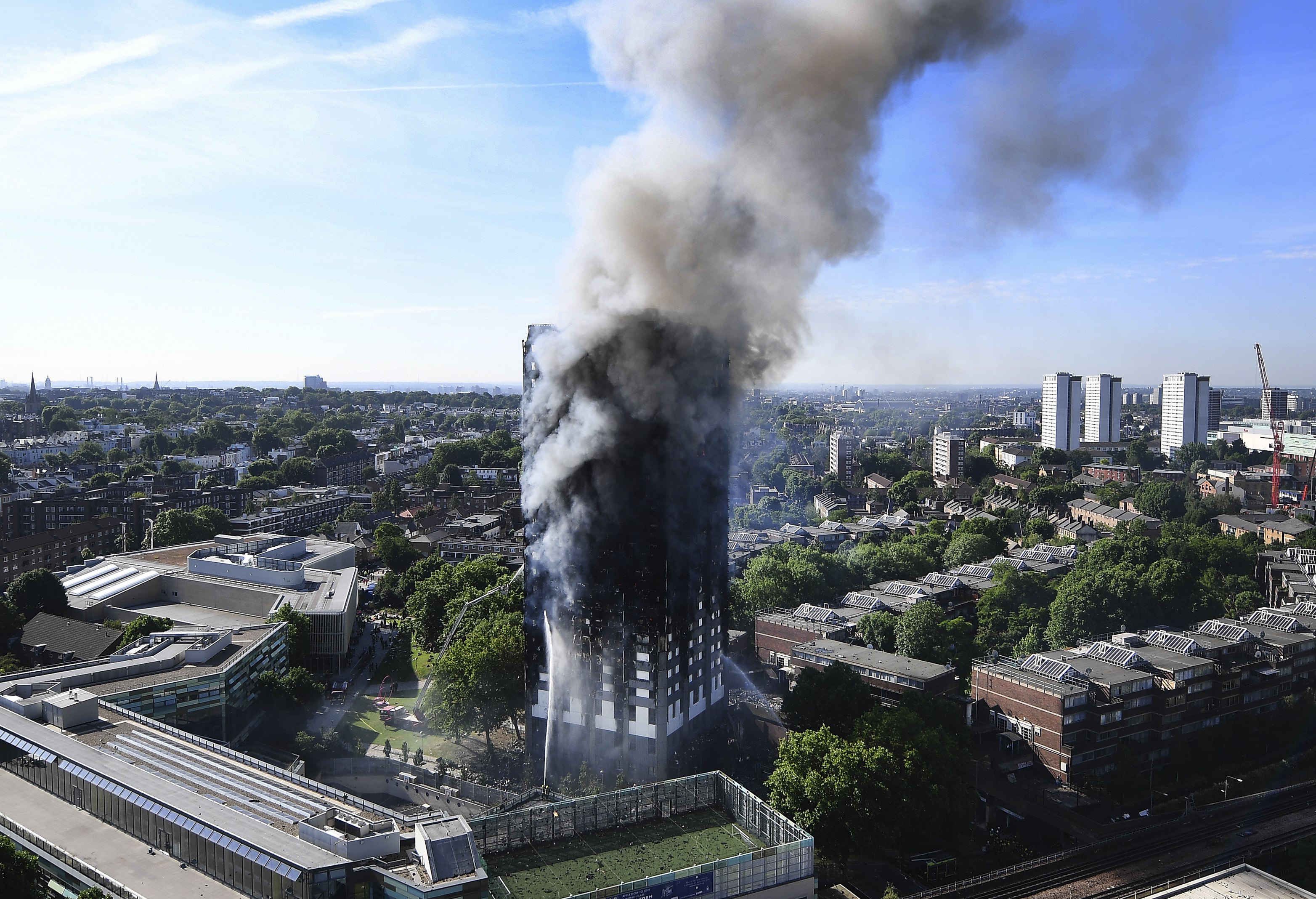 Πυρκαγιά με τουλάχιστον έξι νεκρούς σε πύργο διαμερισμάτων στο Λονδίνο