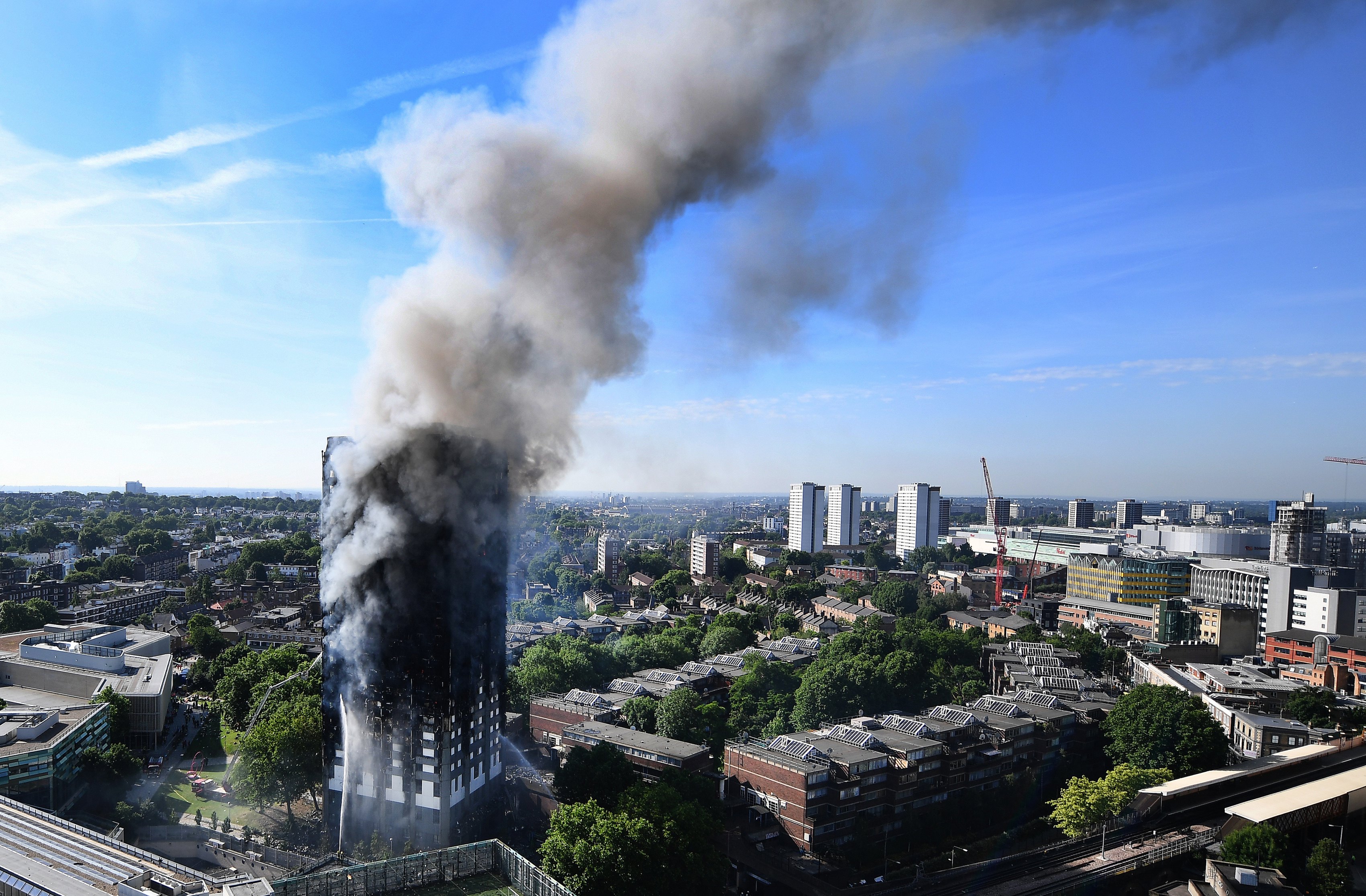 Δώδεκα νεκροί, «πολλοί» αγνοούμενοι από τη φωτιά σε κτίριο στο Λονδίνο