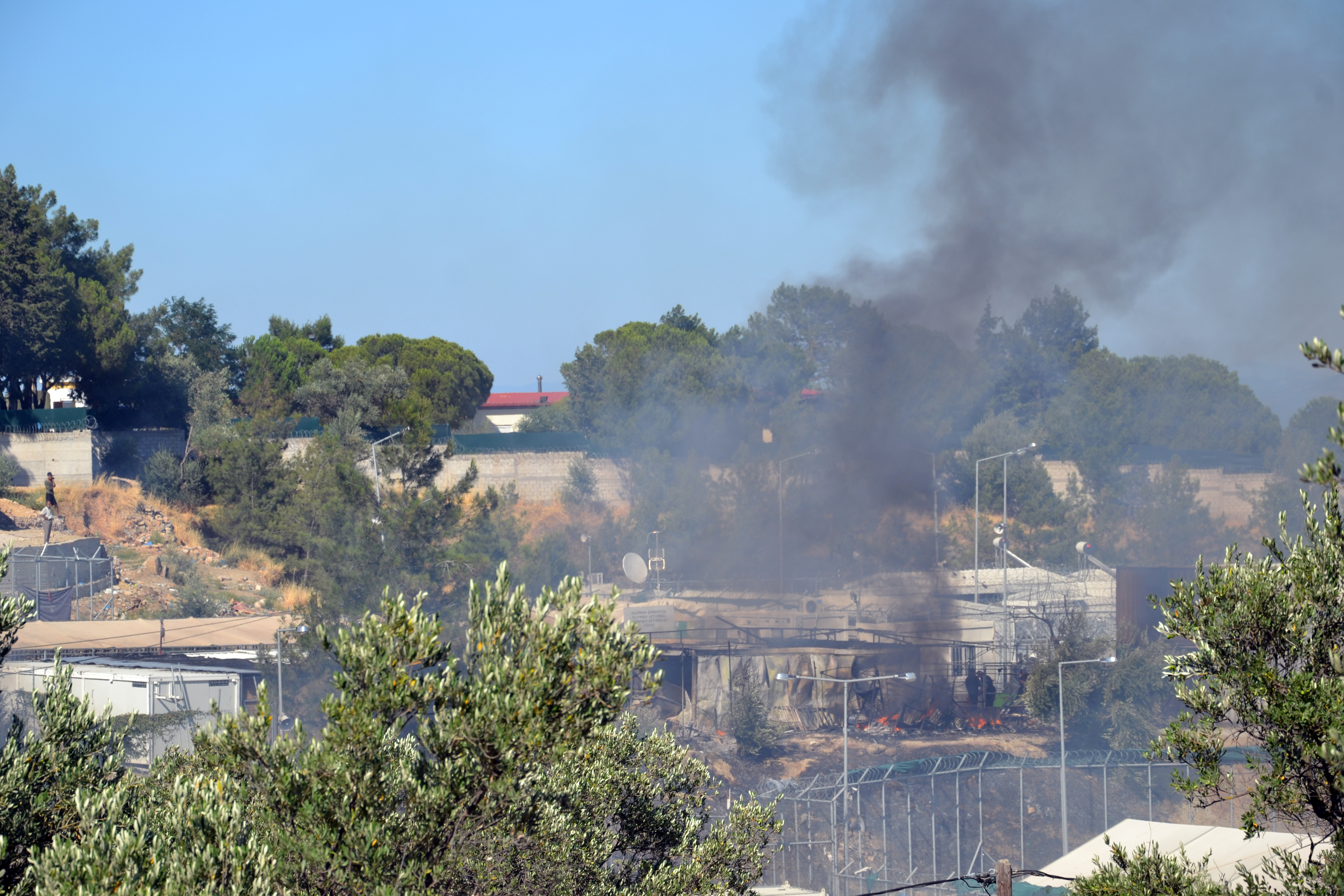 Λέσβος: Επεισόδια με πετροπόλεμο και φωτιές στη Μόρια