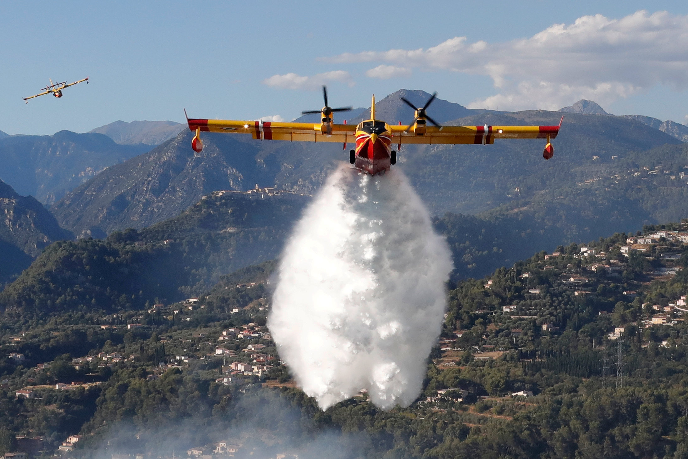 Φωτιές εκτός ελέγχου σε νότια Γαλλία και Κορσική - Ζητά Canadair από την ΕΕ