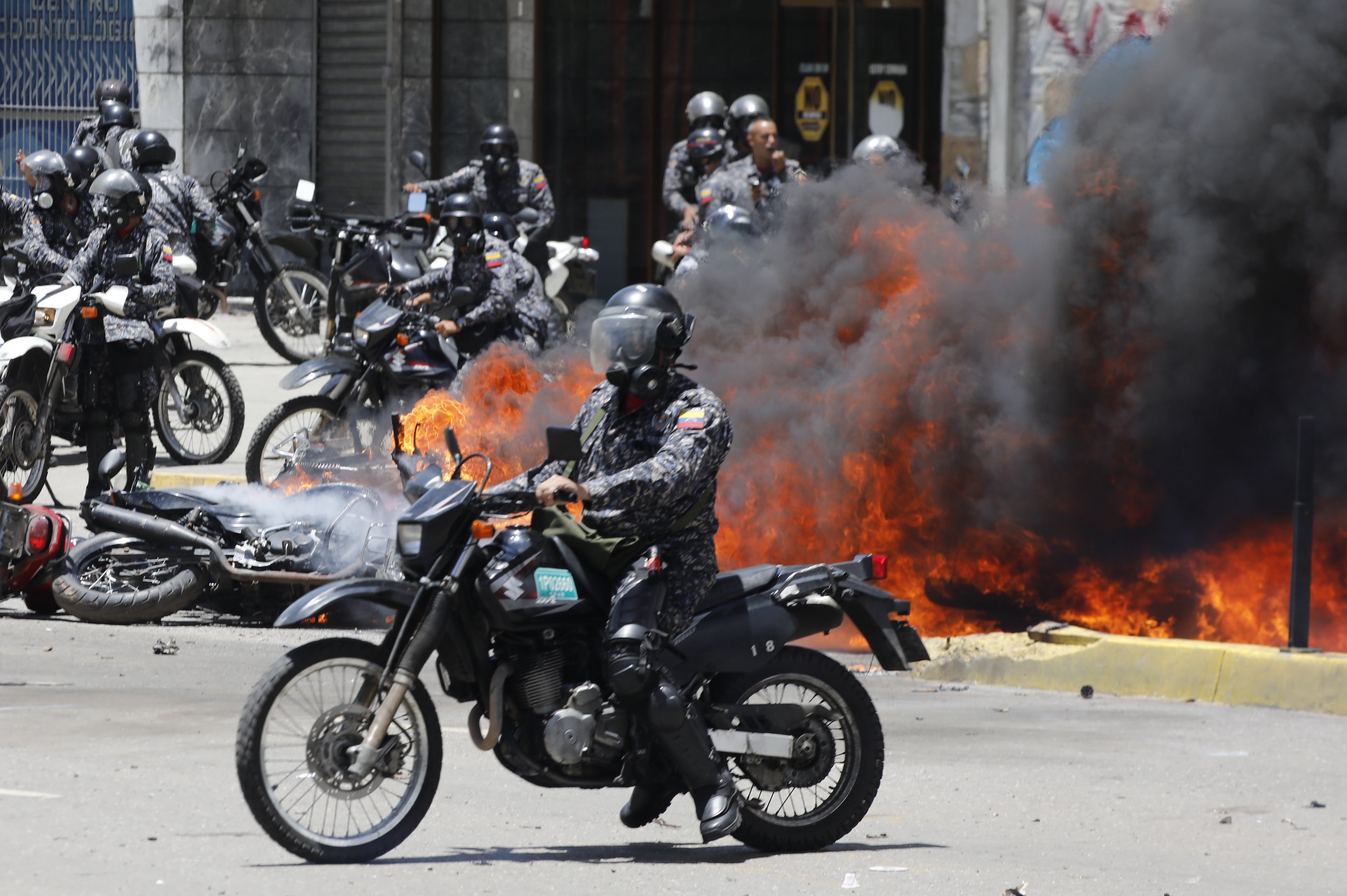 Με νεκρούς, χαρακώματα και εκρήξεις η κάλπη στη Βενεζουέλα