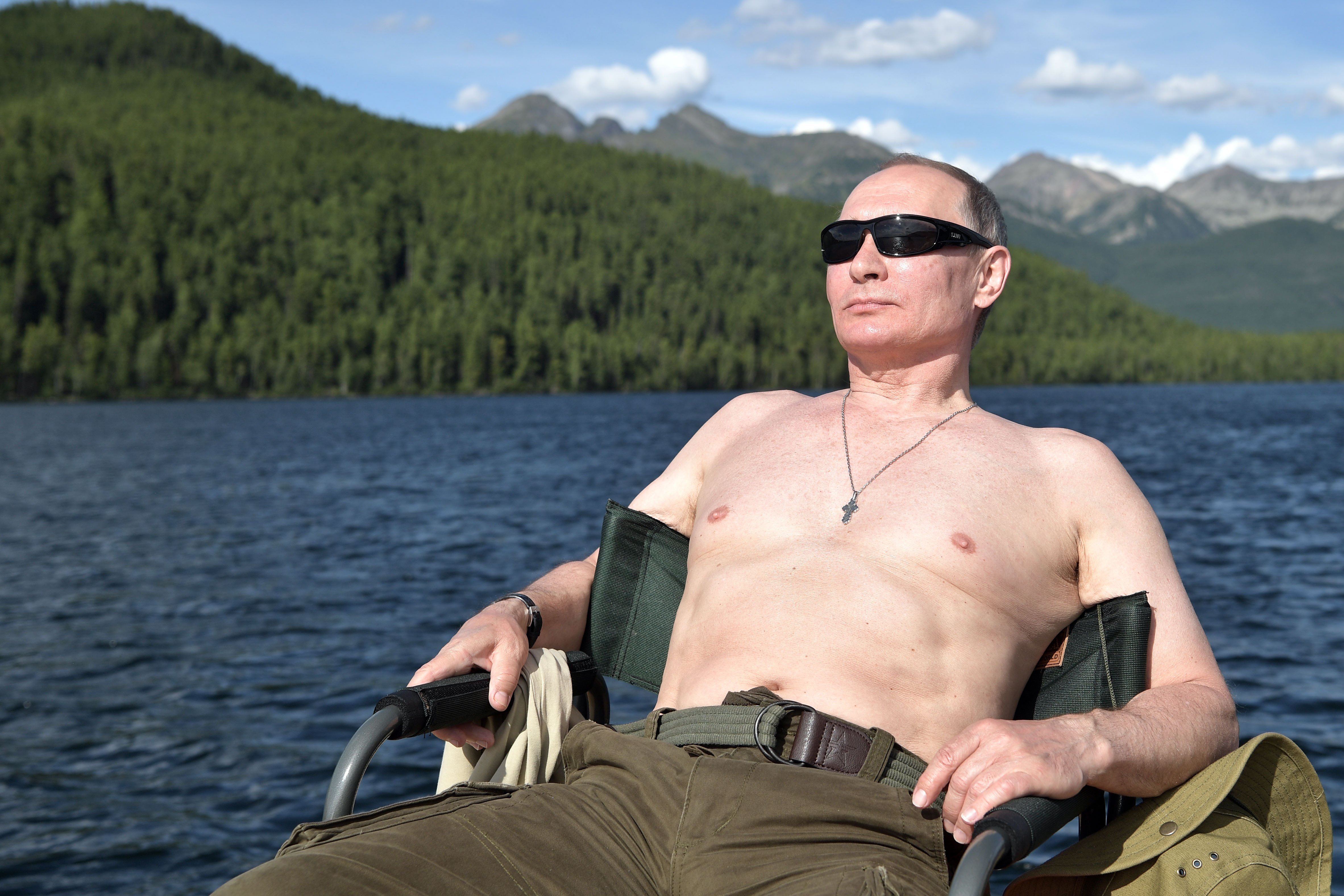 Ο Πούτιν άφησε τις μπλούζες, πήρε καλάμια και κάμερες και πήγε διακοπές
