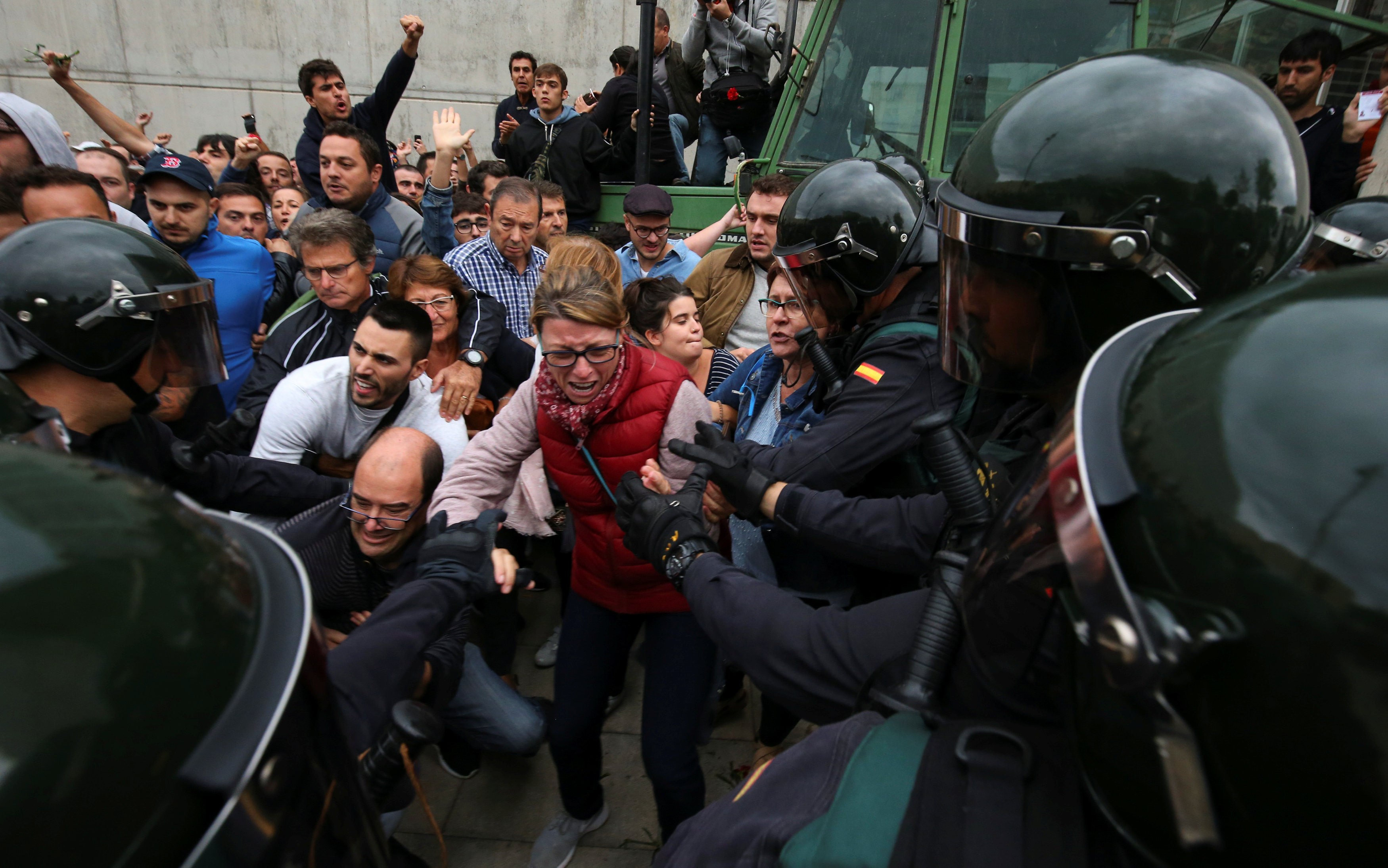 Βίαιη απάντηση της αστυνομίας στο δημοψήφισμα της Καταλονίας [βίντεο]
