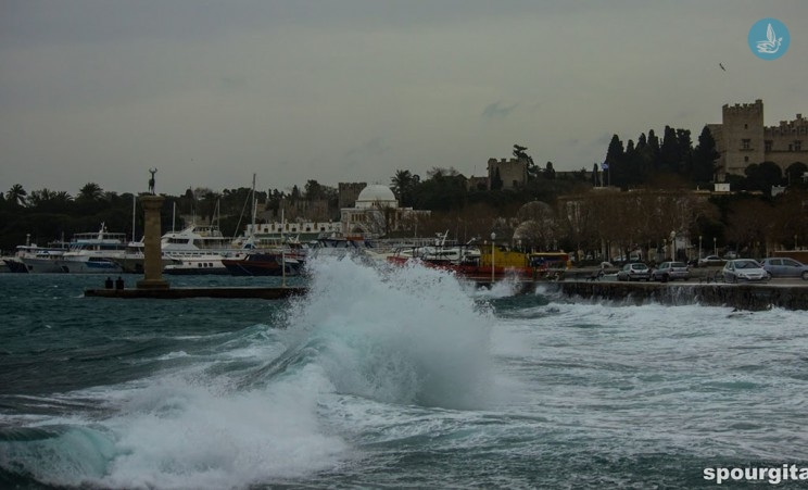 Στη Σύμη η «Ευρυδίκη»: Αυτοκίνητα στη θάλασσα, έρευνες για εγκλωβισμένους