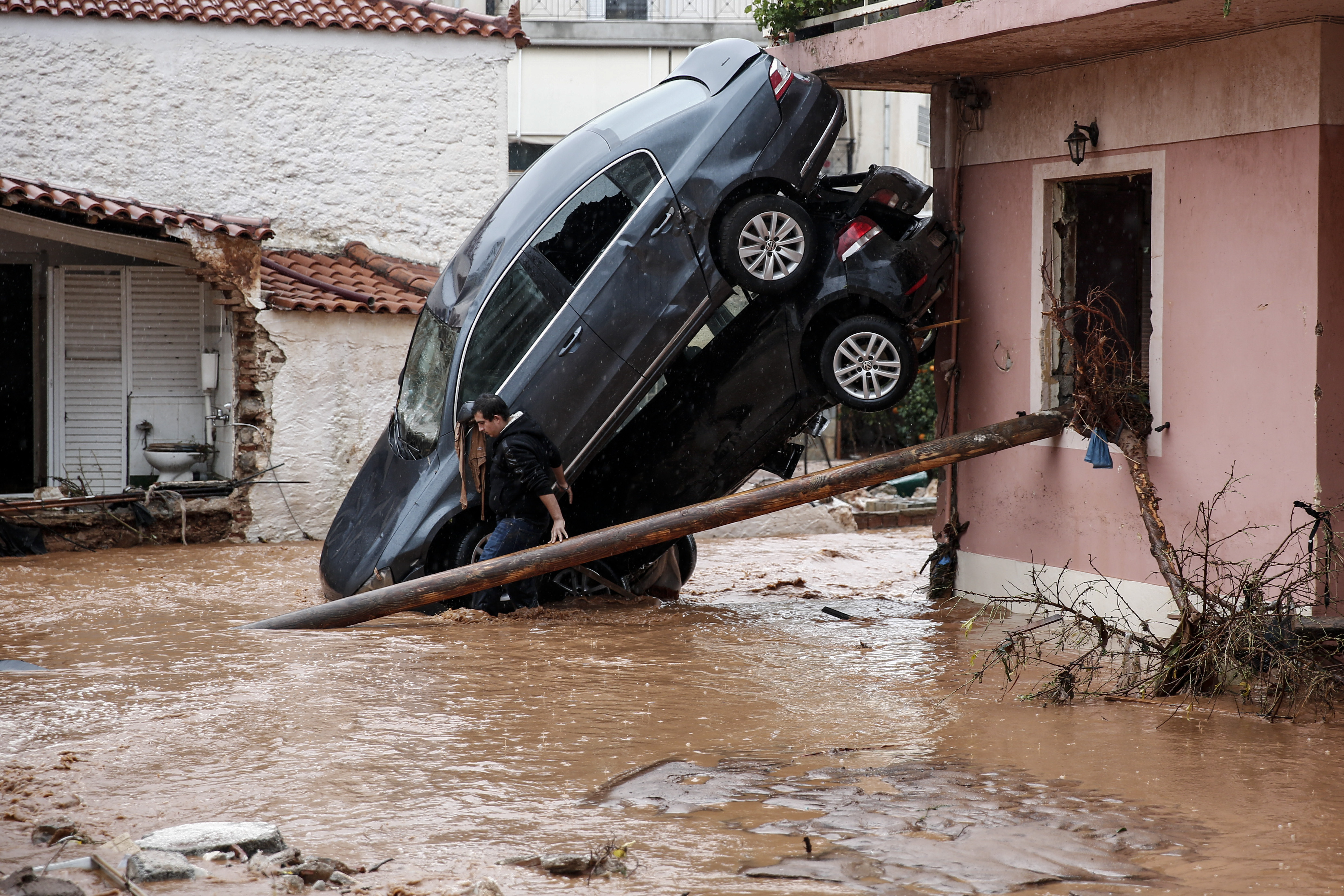 Ασύλληπτη τραγωδία: Δεκαπέντε νεκροί στη Μάνδρα λόγω πλημμύρας