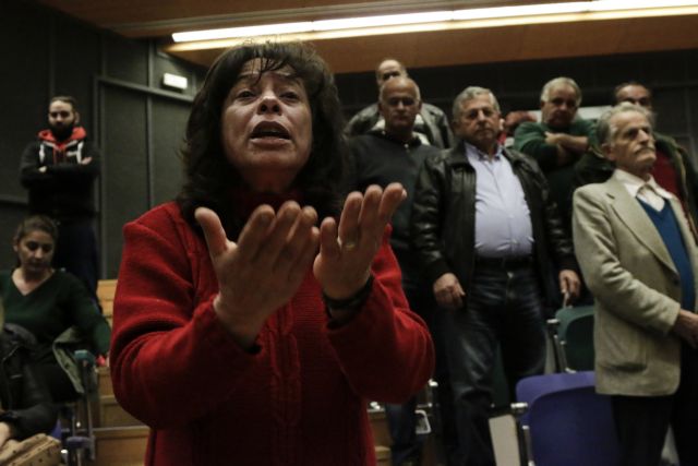 Λεκτική επίθεση κατοίκων Μάνδρας στη Ρένα Δούρου [βίντεο]