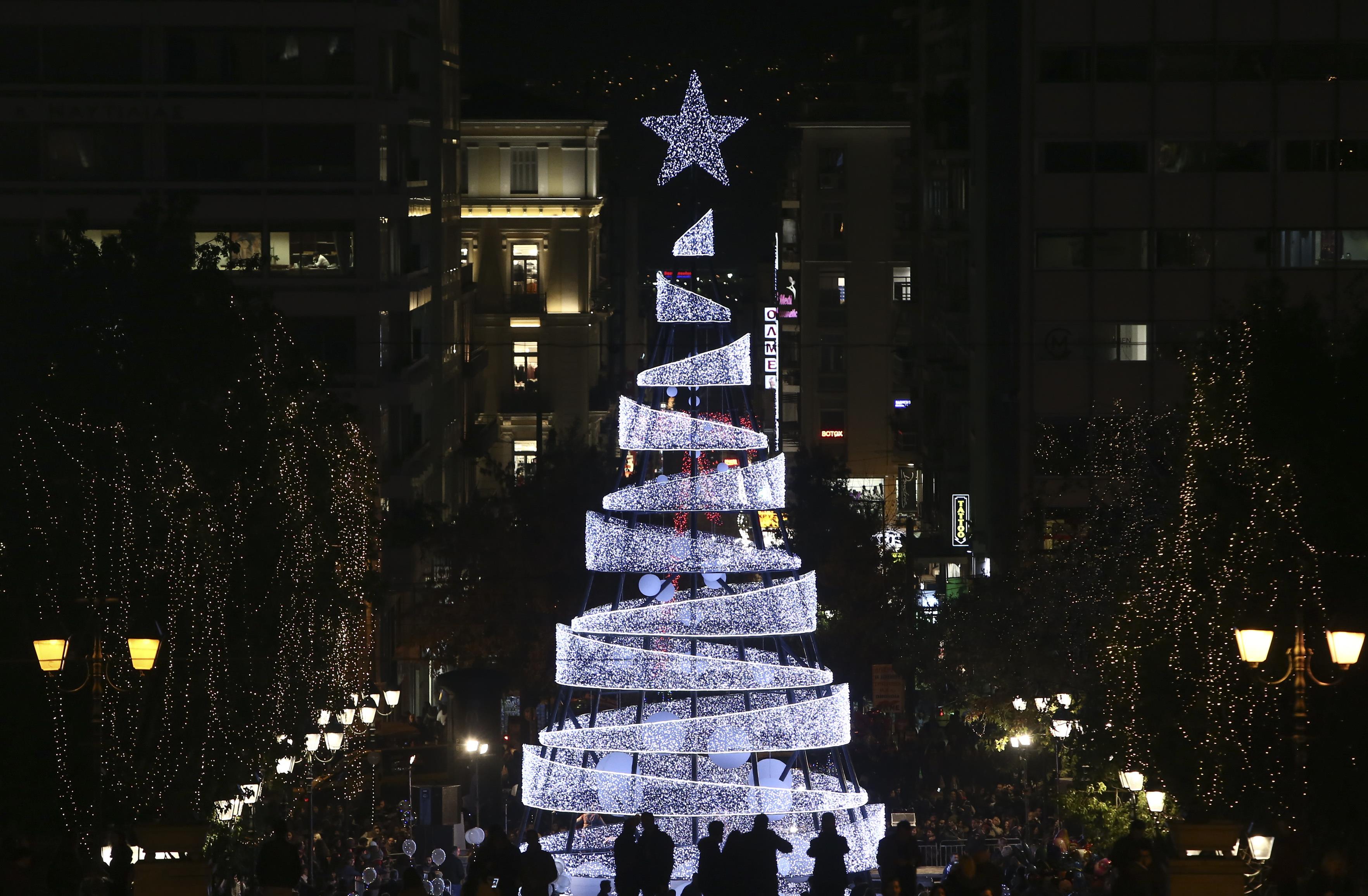 Φωταγωγήθηκε το δέντρο στην πλατεία Συντάγματος