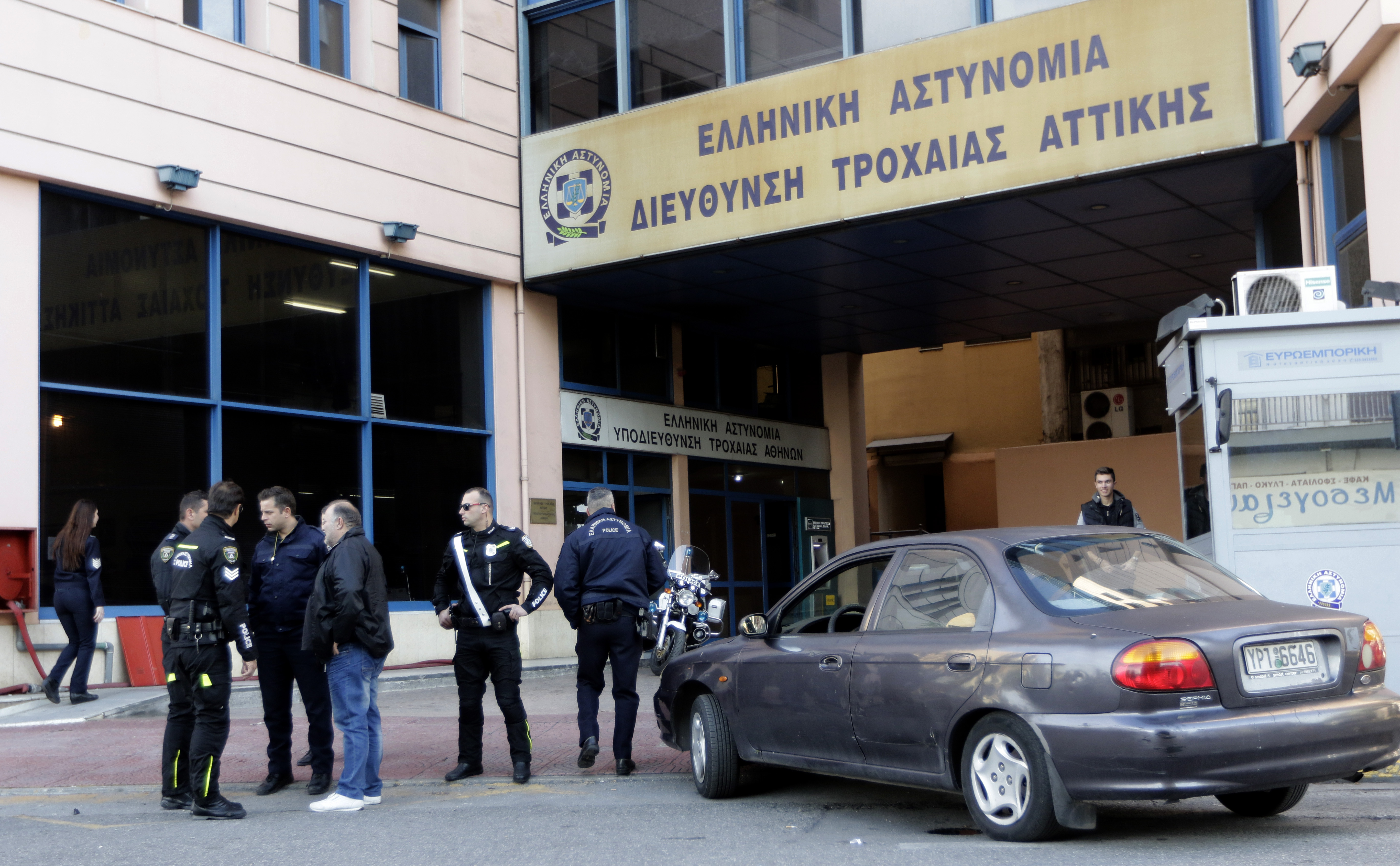 Πυροβολισμοί έξω από την Τροχαία Αθηνών [Εικόνες]