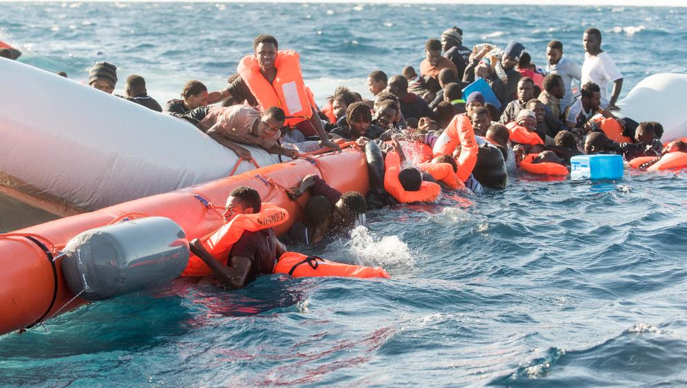 Συγκλονιστικές εικόνες από διάσωση προσφύγων στη Μεσόγειο