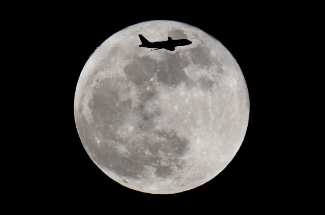 Η μαγευτική «σούπερ-Σελήνη» μέσα από τον φωτογραφικό φακό