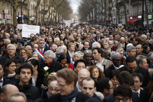 Παρίσι: Χιλιάδες άνθρωποι στη «λευκή πορεία» κατά του αντισημιτισμού