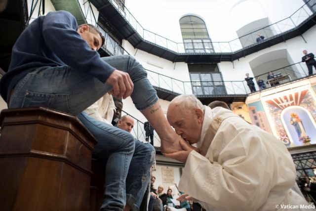 Ο Πάπας έπλυνε τα πόδια 12 κρατουμένων σε φυλακή της Ρώμης [Εικόνες]