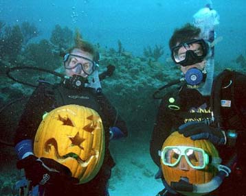 Διαγωνισμός υποβρύχιας κολοκύθας για το Halloween