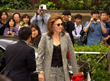 Η Φέι Νταναουέι στην Ιαπωνία για τη νέα ταινία του Μπεσόν