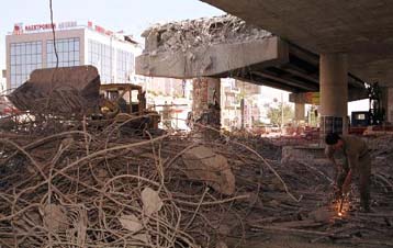 Ξεκίνησαν οι εργασίες κατεδάφισης στον Κηφισό