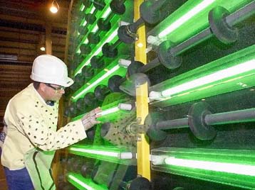 Τελευταίες δοκιμές σε εργοστάσιο υαλοπινάκων