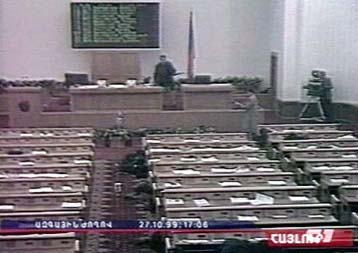 Συγκεχυμένη ακόμη η κατάσταση στην Αρμενία – Ανακοινώθηκε ο θάνατος του πρωθυπουργού