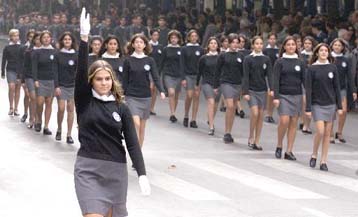 Με τη μαθητική παρέλαση συνεχίστηκαν οι επετειακές εκδηλώσεις στη Θεσσαλονίκη.