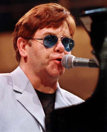 Δύο εκατομμύρια δραχμές το λεπτό, πληρώθηκε ο Ελτον Τζον για να τραγουδήσει σε γάμο