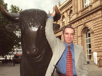 Ο Κασπάροφ  επικρατεί του Κόσμου στην παρτίδα σκακιού στο Internet