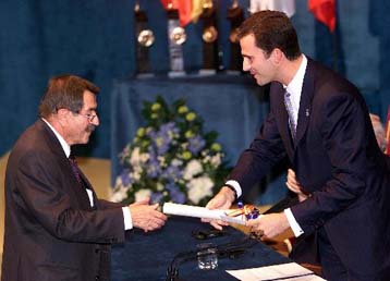 Ο Γκίντερ Γκρας παραλαμβάνει το  λογοτεχνικό βραβείο Πρίγκιπας των Αστουριών