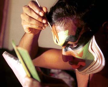 Ινδός χορευτής Κατακάλι ολοκληρώνει το μακιγιάζ του