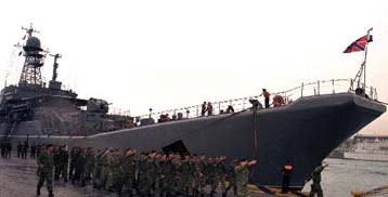 Κατέπλευσε στον Πειραιά η ρωσική ναυαρχίδα της Μαύρης Θάλασσας