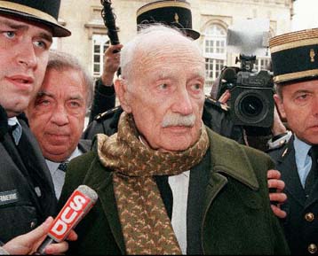 Ενταλμα σύλληψης του Γάλλου συνεργάτη των Ναζί, Μορίς Παπόν