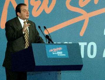 Η κυβέρνηση αποπροσανατολίζει την κοινή γνώμη με τις δημοσκοπήσεις