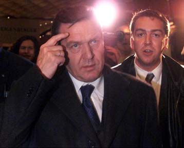 Η διάσωση της Holzmann ανέβασε τη δημοτικότητα του Σρέντερ
