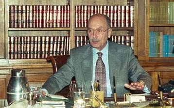 Επανεκλογή του Κ.Στεφανόπουλου από τη σημερινή Βουλή ζητά η κυβέρνηση