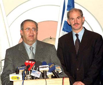 ΕΕ και Κυπριακό στο επίκεντρο της συνάντησης Κληρίδη – Παπανδρέου