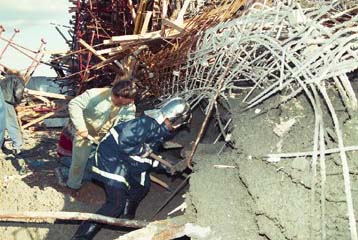 Δύο νεκροί και εννέα τραυματίες από την κατάρρευση της γέφυρας