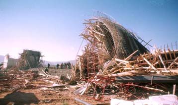 Προσπάθειες των πυροσβεστών για απεγκλωβισμό των δύο εργατών στη γέφυρα που κατέρρευσε