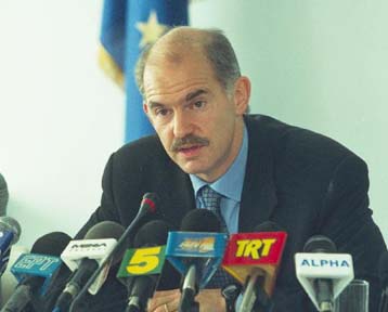 Επιθετική εξωτερική πολιτική πρωτοβουλιών προτείνει ο Γιώργος Παπανδρέου