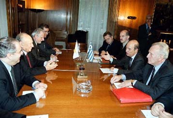 Θετικές οι εξελίξεις στο Κυπριακό διαπιστώνουν Σημίτης και Κληρίδης