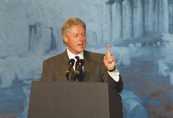 Θετική για τη χώρα η επίσκεψη Κλίντον εκτιμά η κυβέρνηση