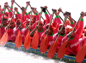 Οι Ταϊλανδοί τραβούν κουπί για την οικονομία