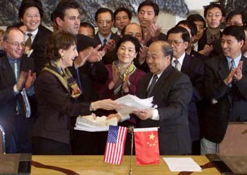 Συμφωνία των ΗΠΑ με την Κίνα ανοίγει την προοπτική ένταξής της στον Παγκόσμιο Οργανισμό Εμπορίου