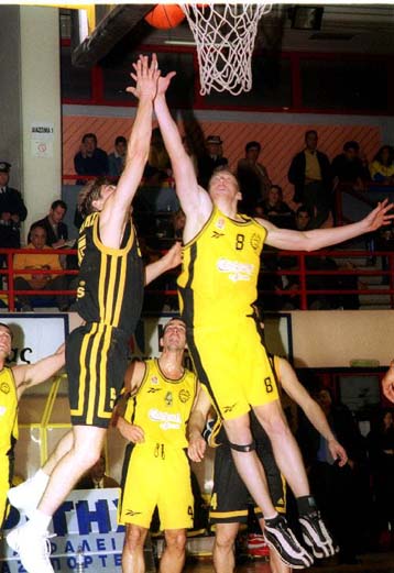 Νίκες για τα φαβορί