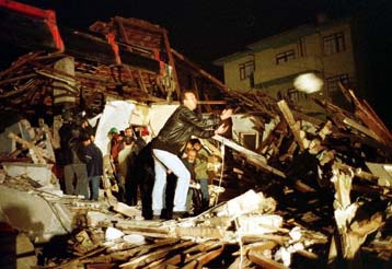 Τους 240 έφτασαν οι νεκροί από το σεισμό στην Τουρκία