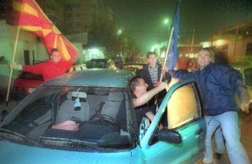 Σε κλίμα αντιπαράθεσης στήνονται οι κάλπες για το δεύτερο γύρο προεδρικών εκλογών στην ΠΓΔΜ