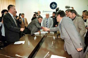Συνέχιση του διαλόγου αποφάσισαν η ΕΕ και Σέρβοι αντιπολιτευόμενοι