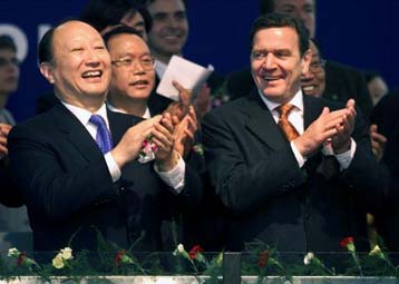 Με εγκαίνια στη Volkswagen ξεκίνησε η επίσκεψη Σρέντερ στη Σανγκάη