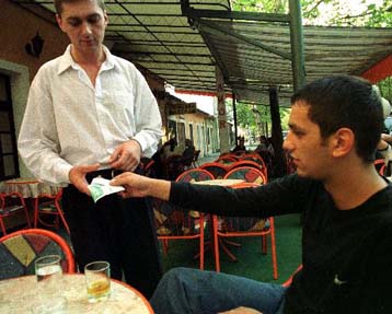 Η κυβέρνηση νομιμοποιεί την κυκλοφορία του μάρκου